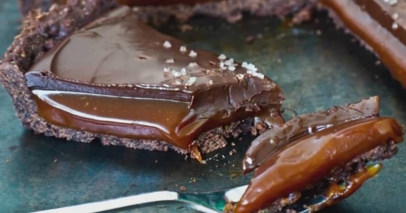 Recipe of a chocolate pie with salted caramel melting inside