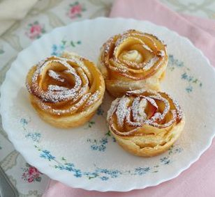Roses of puff pastry: for a floral snack